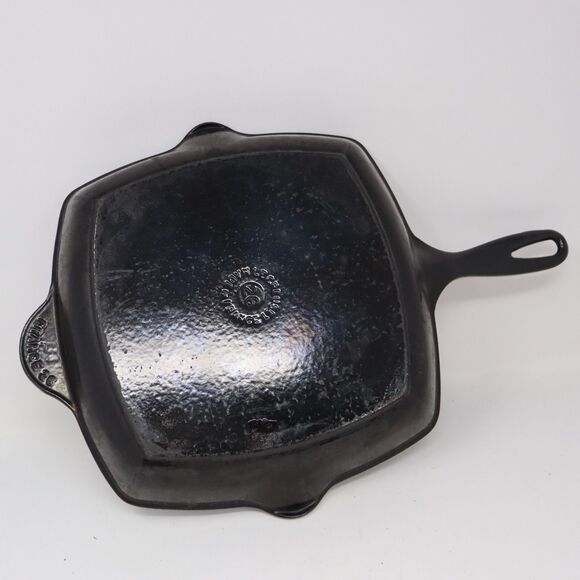 #26 Le Creuset Signature Cast Iron 10.25 Square Skillet...